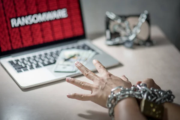 Serangan cyber ransomware pada komputer laptop — Stok Foto