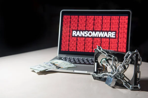 Disco duro bloqueado con monitor muestran ataque cibernético ransomware —  Fotos de Stock