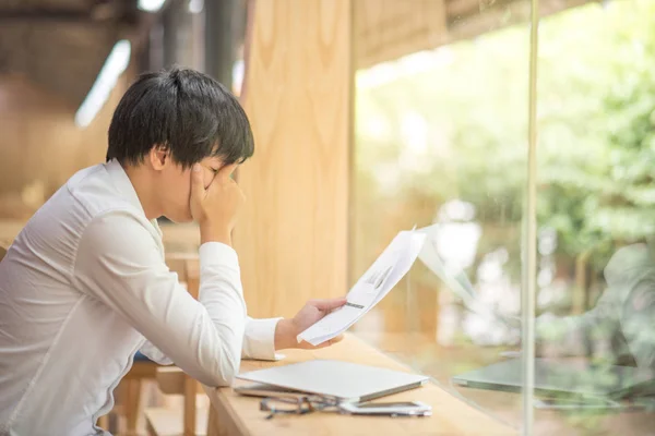 Frustrerad stressad affärsman arbetsplatsen — Stockfoto