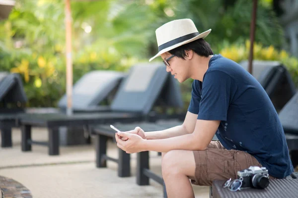Tineri asiatici care folosesc smartphone-ul în stațiune — Fotografie, imagine de stoc