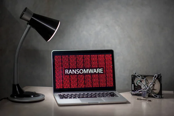 Layar komputer laptop dengan peringatan serangan ransomware — Stok Foto