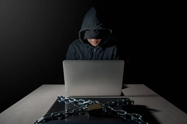 Hombre Hacker detrás de la computadora portátil, concepto de ataque cibernético — Foto de Stock