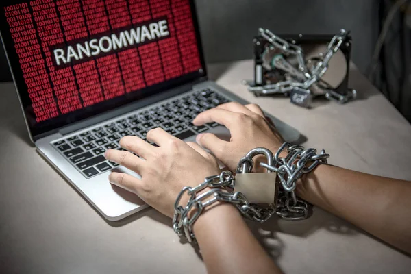 Ataque cibernético ransomware en el ordenador portátil — Foto de Stock