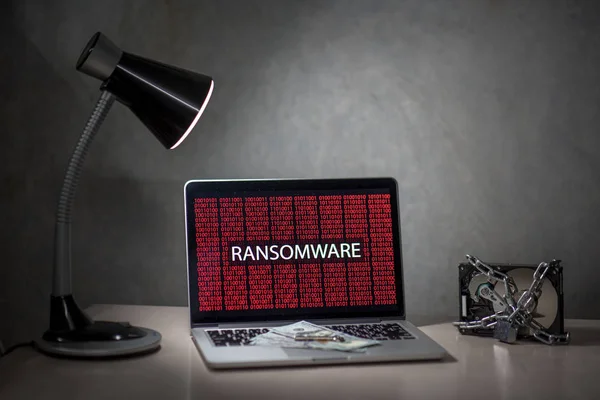 Pantalla del ordenador portátil con alerta de ataque ransomware — Foto de Stock