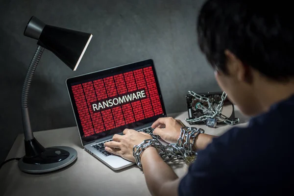 Festplattendatei mit Monitor gesperrt zeigen Ransomware Cyber-Angriff Internet-Sicherheitslücken auf Laptop-Computer, Benutzer Hand durch Ketten und Schloss-Konzept gebunden — Stockbild Ransomware Cyber-Angriff auf Laptop-Computer — Stockfoto