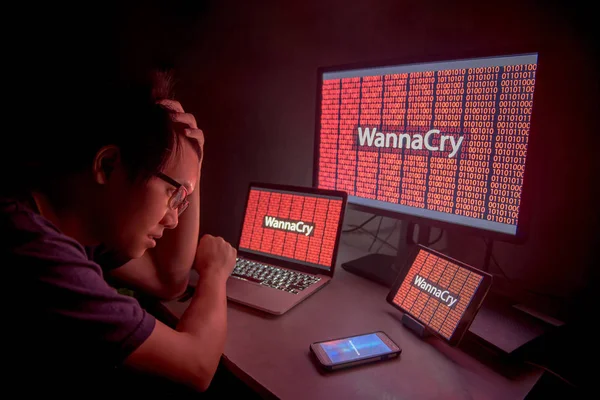 WannaCry ataque ransomware en la pantalla del dispositivo de escritorio — Foto de Stock