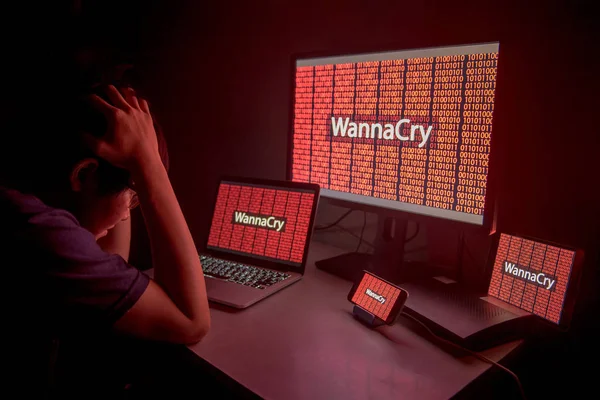 Joven asiático frustrado por el ataque ransomware WannaCry — Foto de Stock