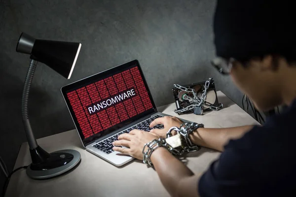 Ransomware kybernetický útok na přenosném počítači — Stock fotografie