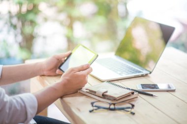 İş adamı holding tablet çalışma alanında