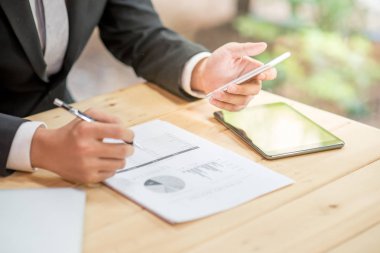 rapor kontrol ve smartphone kullanarak iş adamı