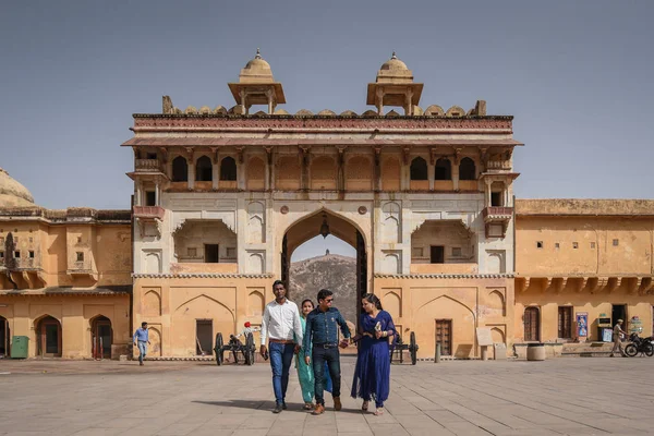 La gente india camina en Amber fort, Jaipur, India — Foto de Stock