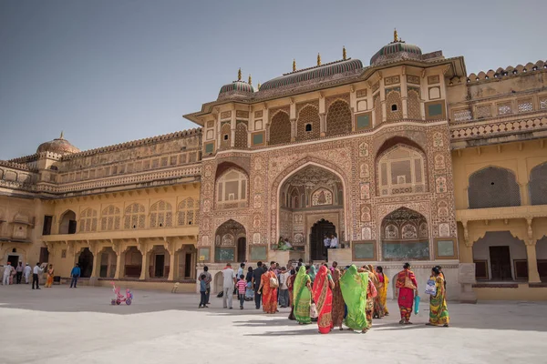 La gente india camina en Amber Palace, Jaipur, India — Foto de Stock