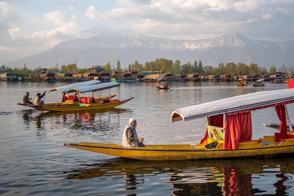 Estilo de vida em lago Dal com barco Shikara, Srinagar, Índia — Fotografia de Stock