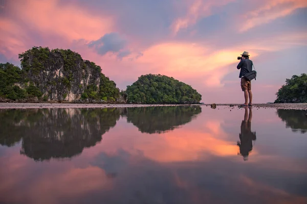 Fotograf bărbat și peisaj de vară din Krabi, Thailanda — Fotografie, imagine de stoc