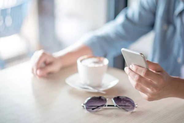 Mensagem de texto mão homem no smartphone no café — Fotografia de Stock