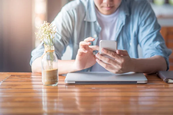 Homem mão mensagens de texto no smartphone no café — Fotografia de Stock