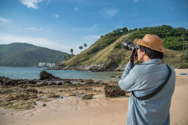 A fiatalember fotós fotózni a strandon — Stock Fotó