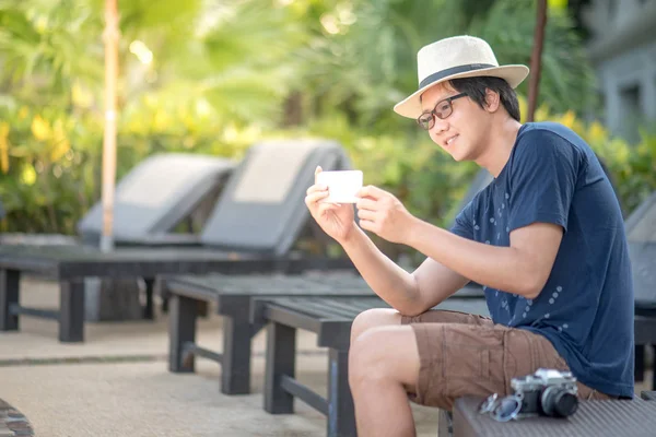 Joven asiático hombre tomar fotos en el resort — Foto de Stock