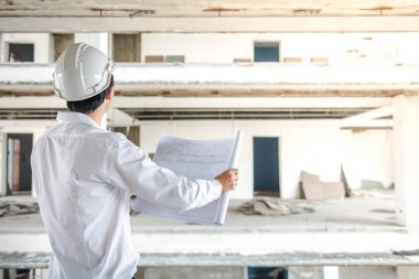 Mühendis veya mimar mimari çizimi kontrol