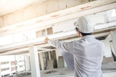 Mühendis veya mimar kontrol inşaat alanında