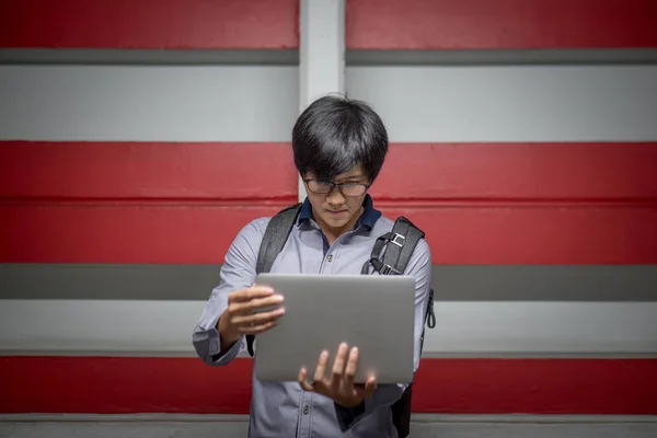 Jovem asiático homem de negócios com computador portátil — Fotografia de Stock