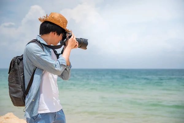 年轻男子摄影师拍照在沙滩上 — 图库照片