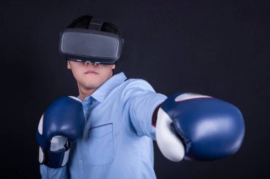 Sanal gerçeklik gözlük takıyor ve eldiven boks genç adam