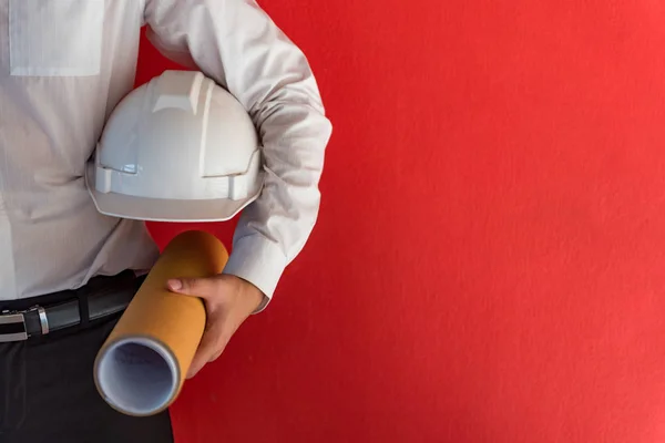 Engenheiro ou arquiteto segurando capacete de segurança e desenho — Fotografia de Stock