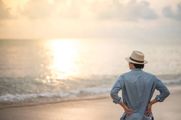 Tineri asiatic om pe the plaja în căutarea frumos apus de soare — Fotografie, imagine de stoc