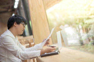 Genç iş adamı rapor belge denetimi