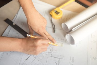 Mimar erkek eller üzerinde mimari çizim çizim