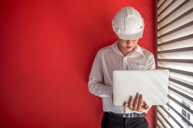 Kırmızı alan Bina içinde laptop ile çalışan mühendis