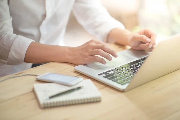 Çalışma alanı içinde laptop ile çalışan iş adamı