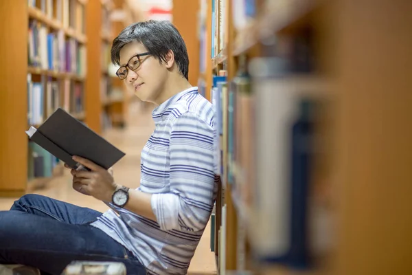 Joven estudiante universitaria asiática en biblioteca — Foto de Stock