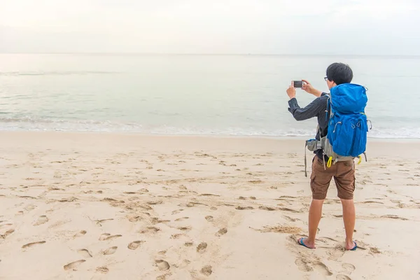 Tineri asiatice backpacker a lua fotografii de smartphone — Fotografie, imagine de stoc