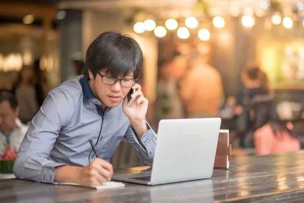Jovem Empresário Asiático trabalhando no café — Fotografia de Stock