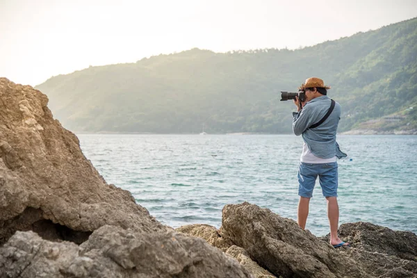 Fotograf tânăr care face fotografii pe stâncă — Fotografie, imagine de stoc