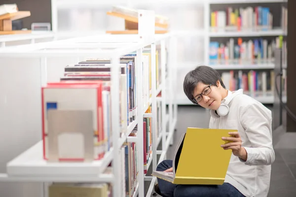 Jeune étudiant asiatique livre de lecture à la bibliothèque — Photo