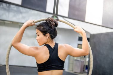 akrobatik kadın hava çember üzerinde asılı