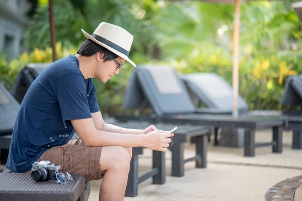 Tineri asiatici care folosesc smartphone-ul în stațiune — Fotografie, imagine de stoc