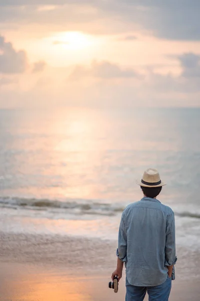 Tânăr călător în căutarea apus de soare la tropical beach — Fotografie, imagine de stoc