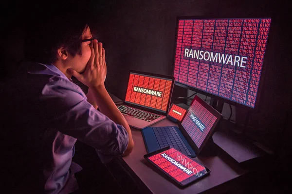 Joven asiático macho frustrado por ataque cibernético ransomware — Foto de Stock