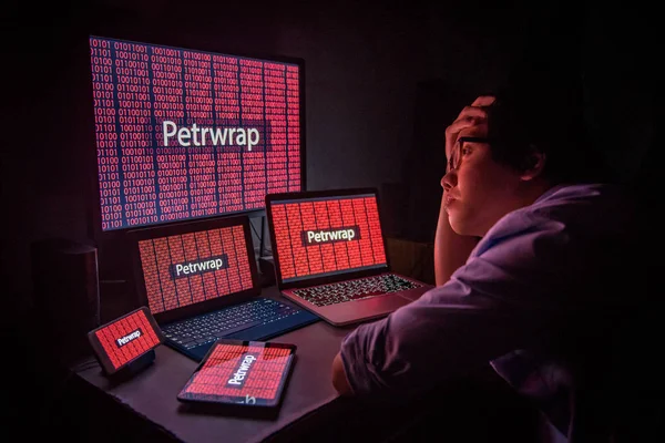 Jonge Aziatische man gefrustreerd door Petrwrap ransomware aanval — Stockfoto