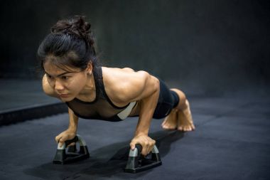 Genç Asyalı sporcu kadın itme yerde işi