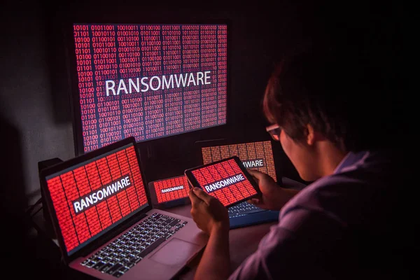 Jeune asiatique mâle frustré par ransomware cyber-attaque — Photo