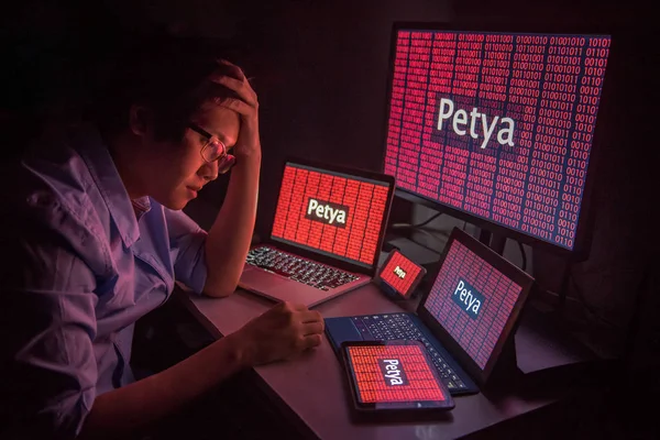 Jonge Aziatische man gefrustreerd door Petrwrap ransomware aanval — Stockfoto