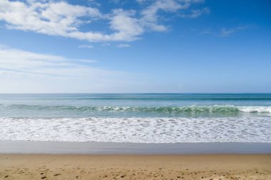 Tropik deniz, sahil ve mavi gökyüzü