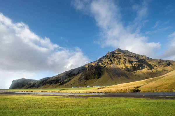 Paisagem montanhosa no verão da Islândia — Fotografia de Stock