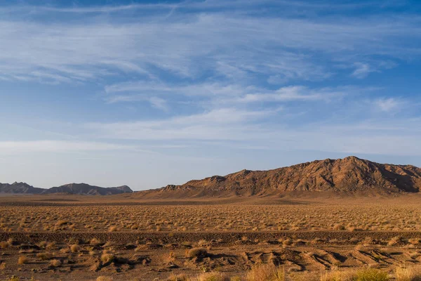 在伊朗的岩石沙漠和山地景观 — 图库照片
