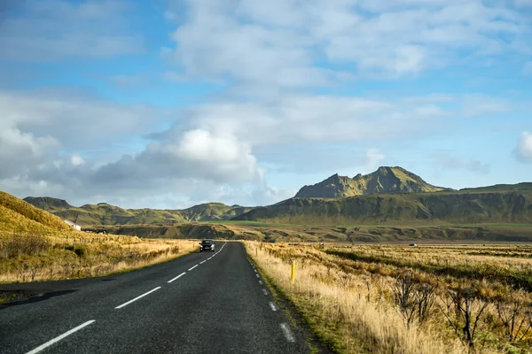 Красиві дороги і гірські краєвид, Ісландія — стокове фото